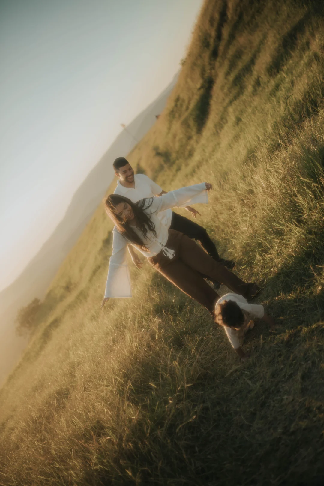 Família caminhando na trilha ao entardecer